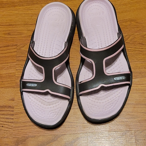 W8 Crocs - Picture 2 of 3